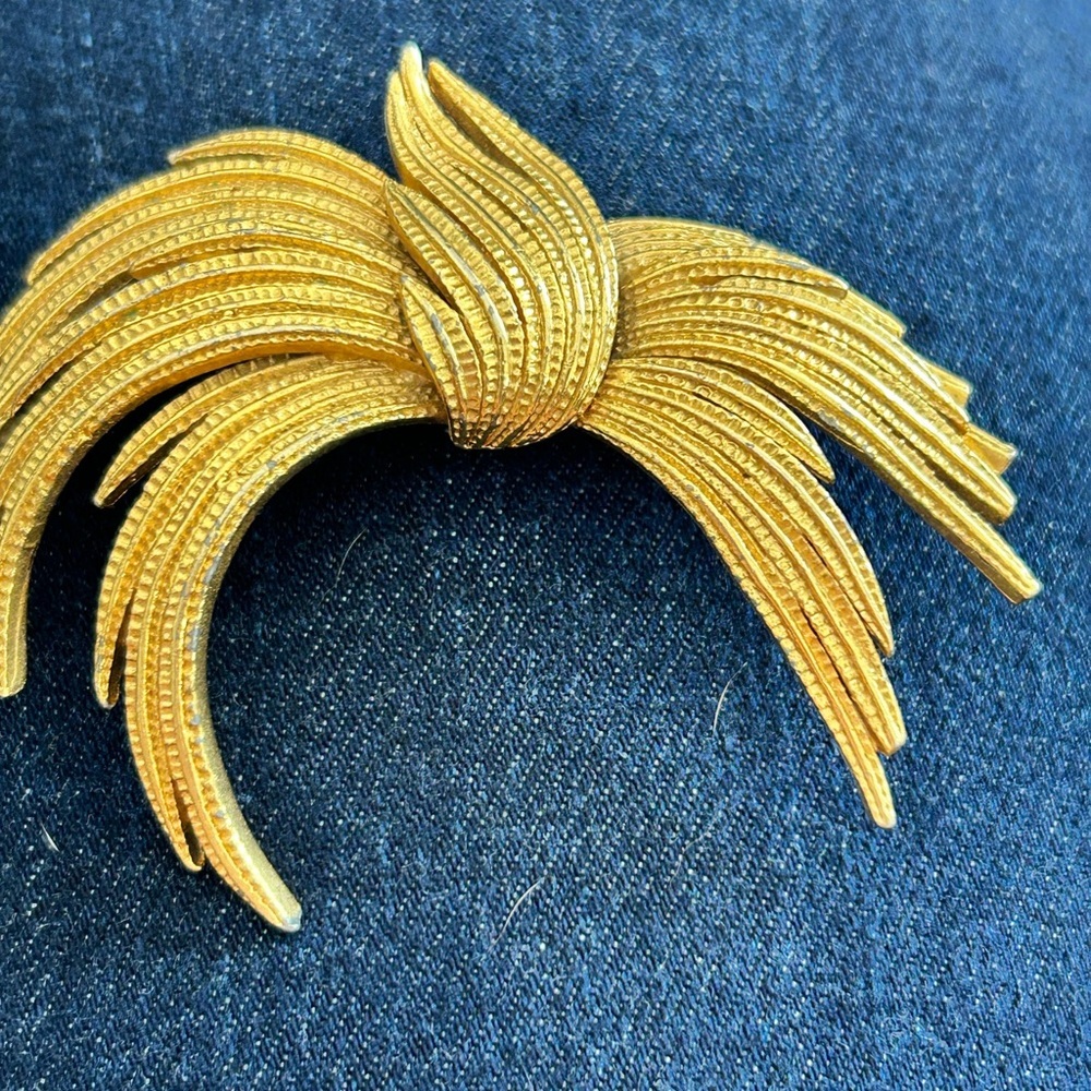 4/$100 vintage 1980 abstract large Gold Bow Brooch Pin